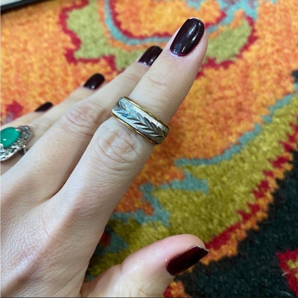 Vintage 18kt GE Two Tone Etched Band - Picture 2 of 5